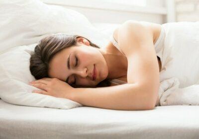 Nocne poty a materac – jak zadbać o właściwą higienę snu?
