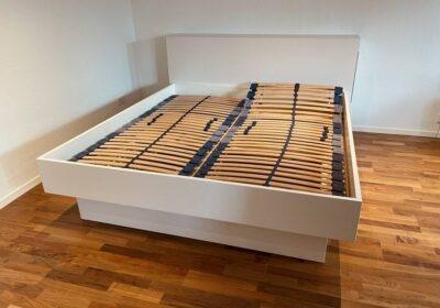Kiedy warto zdecydować się na łóżko drewniane, a kiedy na tapicerowane?