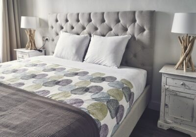 W czym tkwi sekret popularności łóżek tapicerowanych?